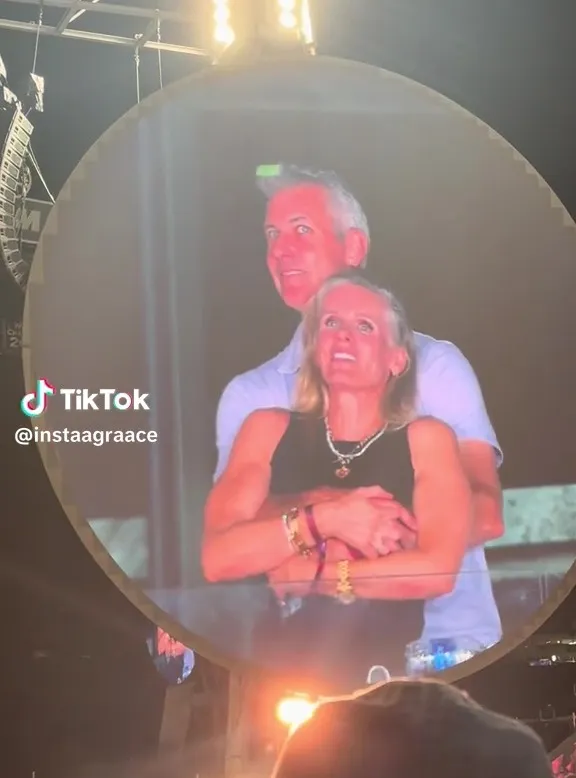 coldplay konserinde ceo ile ik muduru yakalandi grubun solisti chris martin alay etti ya