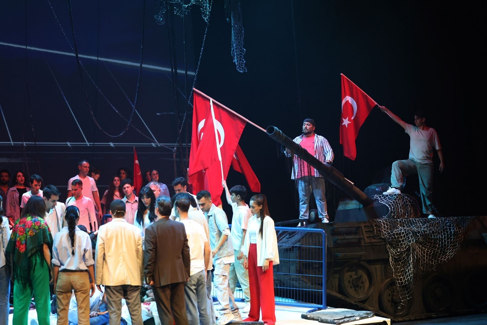 cumhurbaskani erdogan ve esi emine erdogan en uzun gece destaninin ilk temsiline katildi 3 ViBrlZNu
