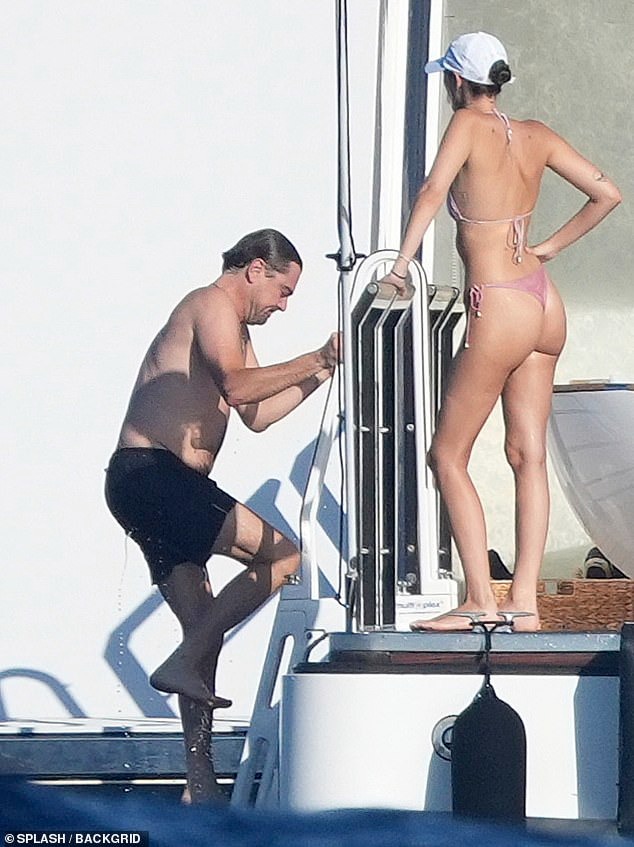 di caprio ve nisanlisi ibizada fizik yarisinda 0 YhGRpSYf
