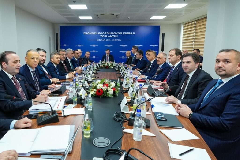 ekk toplantisi ekonomide dengelenme saglanmis ve cari acik onemli olcude azalmistir KGqVcufB