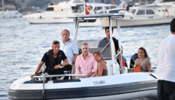 erhan emine kamisli cifti dostlariyla bodrumda w25i1iT6