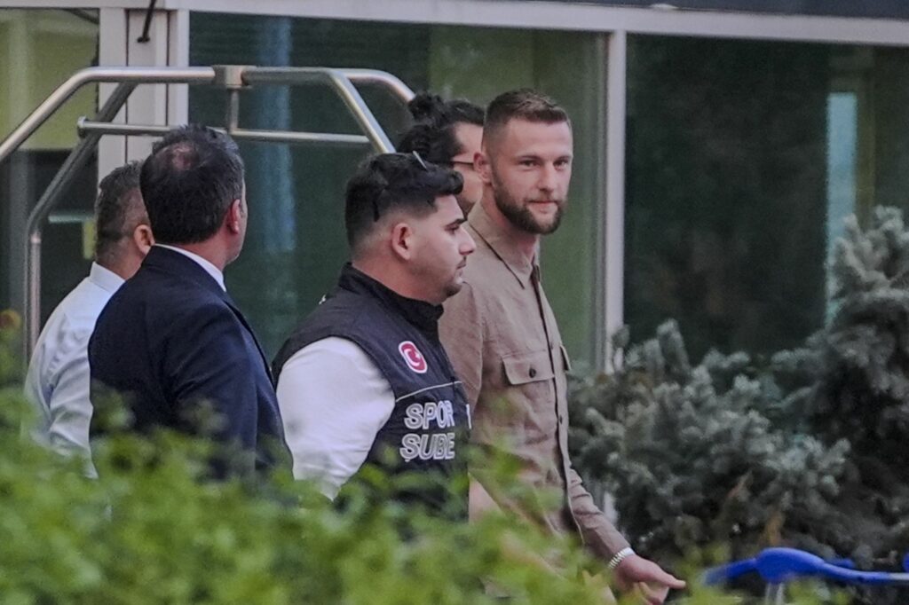 fenerbahcenin transfer gorusmelerine basladigi slovak savunma oyuncusu milan skriniar istanbula geldi pj5KAqU4
