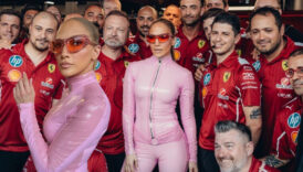 ferrarinin konugu olarak yarisa katilan dunyaca unlu sarkici jennifer lopez fusya lateks tulumuyla barbie IiucfViD
