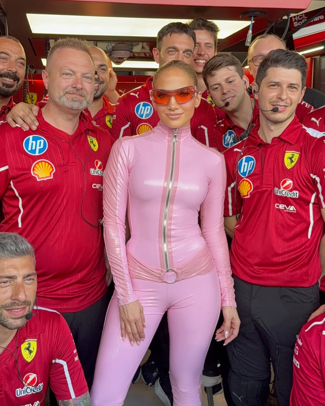 ferrarinin konugu olarak yarisa katilan dunyaca unlu sarkici jennifer lopez fusya lateks tulumuyla barbie f6etmhIu