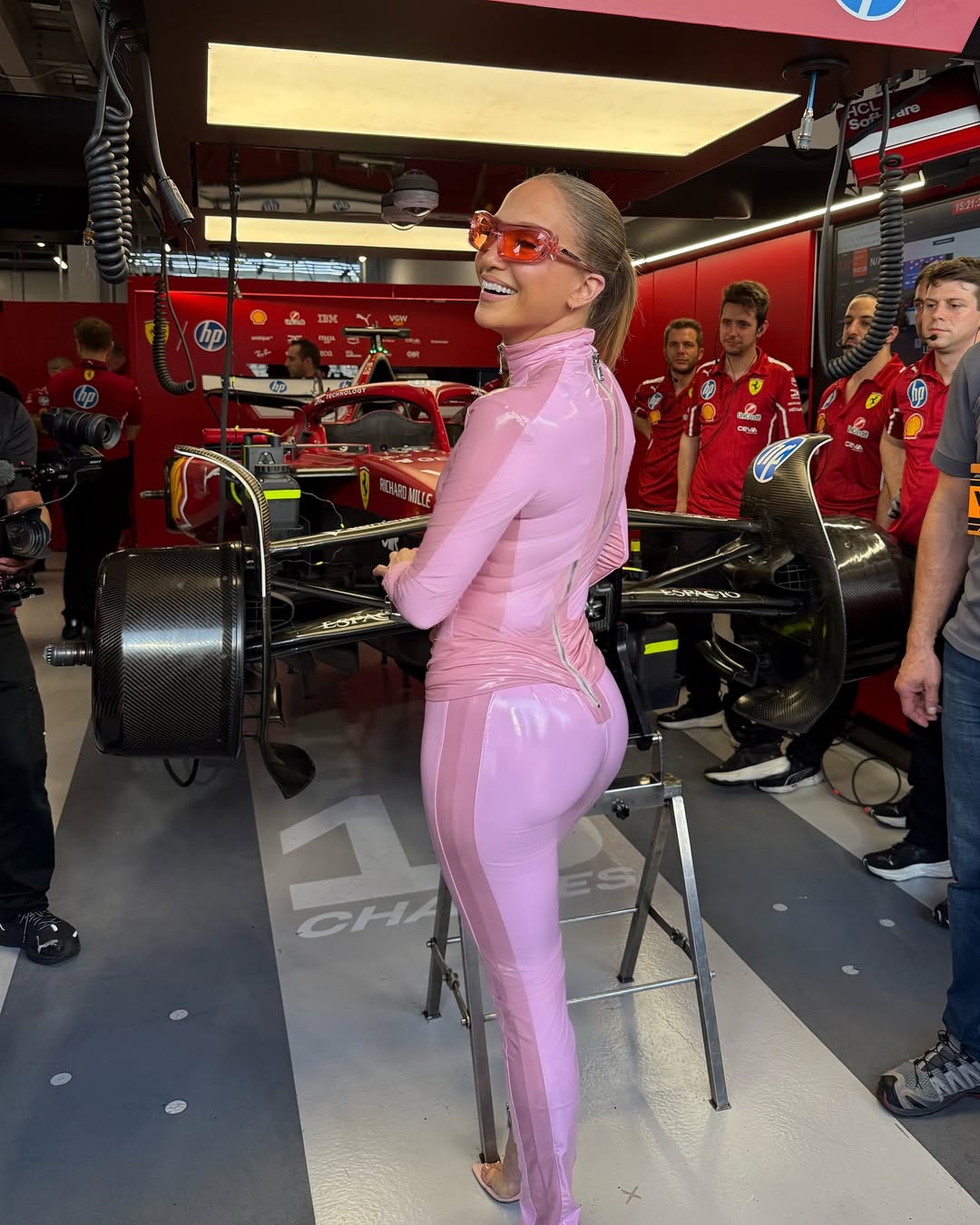 ferrarinin konugu olarak yarisa katilan dunyaca unlu sarkici jennifer lopez fusya lateks tulumuyla barbie qPfpcLgU