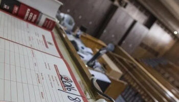 feto suphelilerinin dosyalarini para karsiligi kapatan zabit katibi hakkinda 1190 yil 5 aya kadar KJqjrLbh