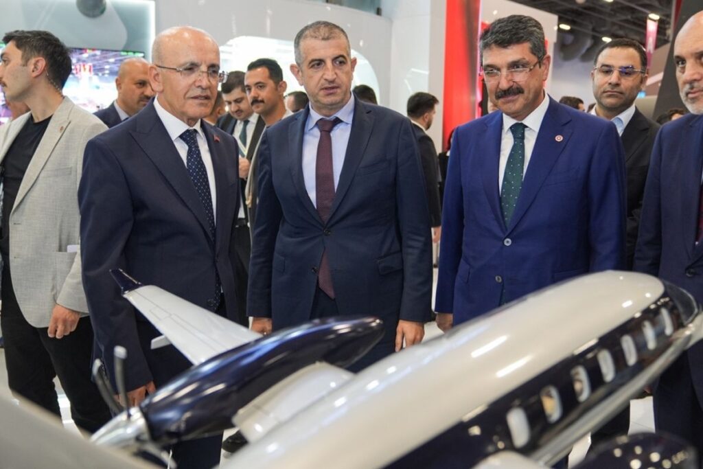 hazine bakani mehmet simsek idef 2025i ziyaret etti turkiye savunma sanayisinde hizla kuresel en RAuq6b1i