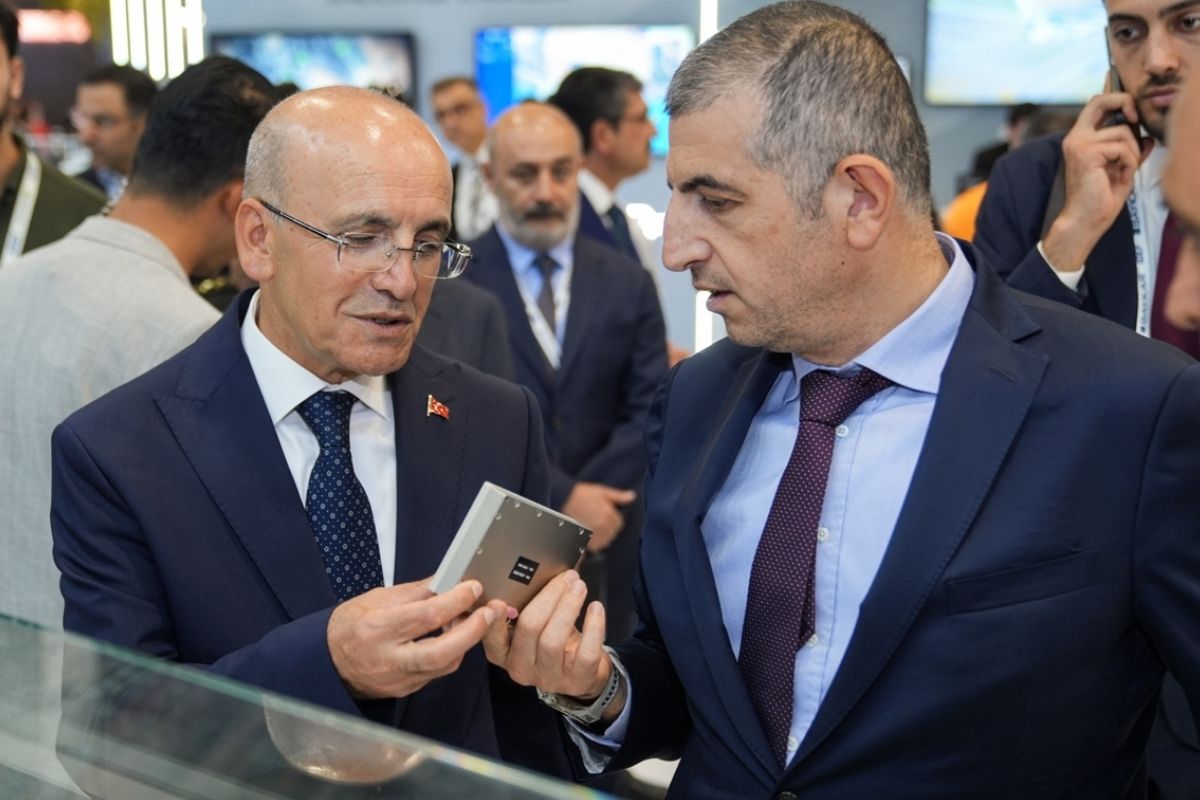 hazine bakani mehmet simsek idef 2025i ziyaret etti turkiye savunma sanayisinde hizla kuresel en WOgPH76n