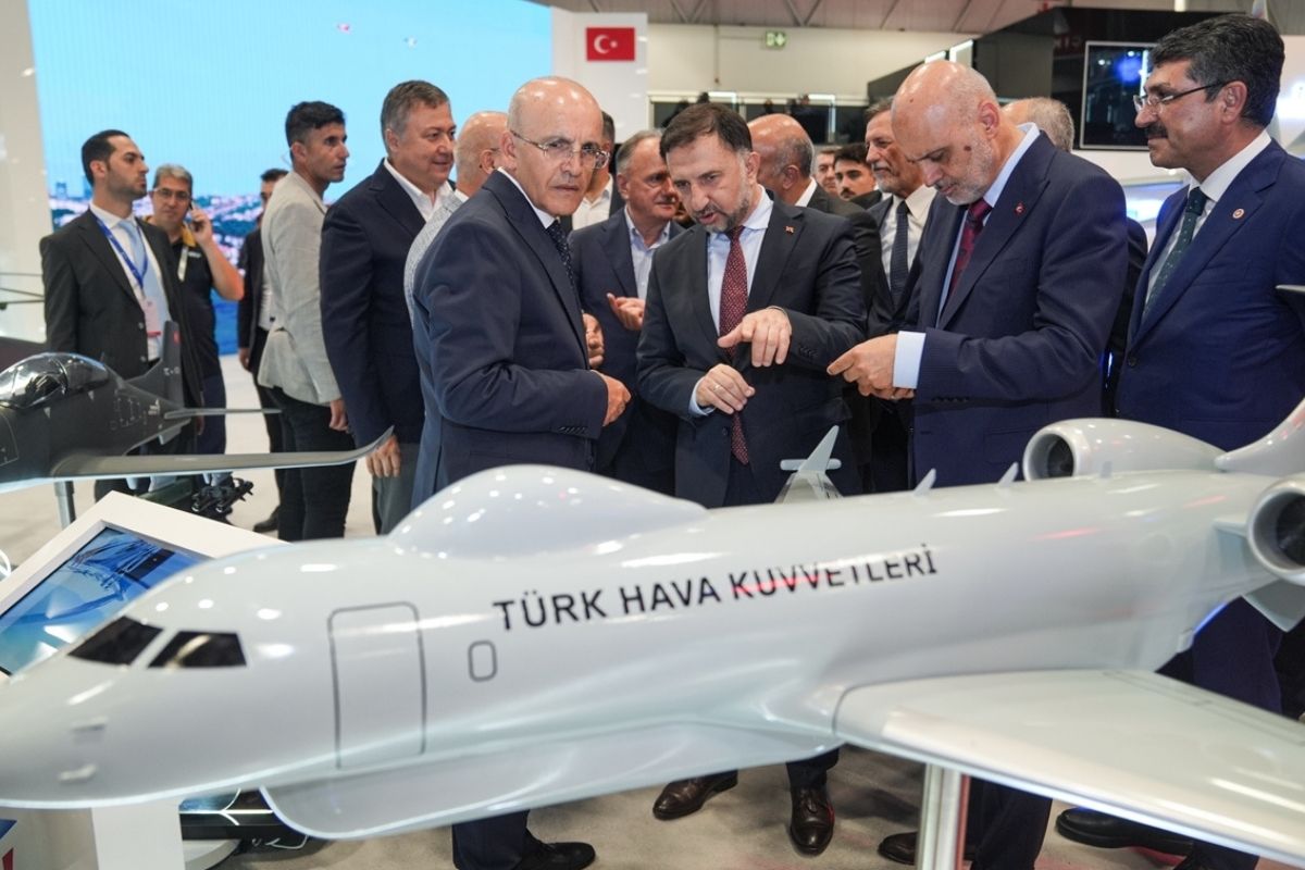 hazine bakani mehmet simsek idef 2025i ziyaret etti turkiye savunma sanayisinde hizla kuresel en