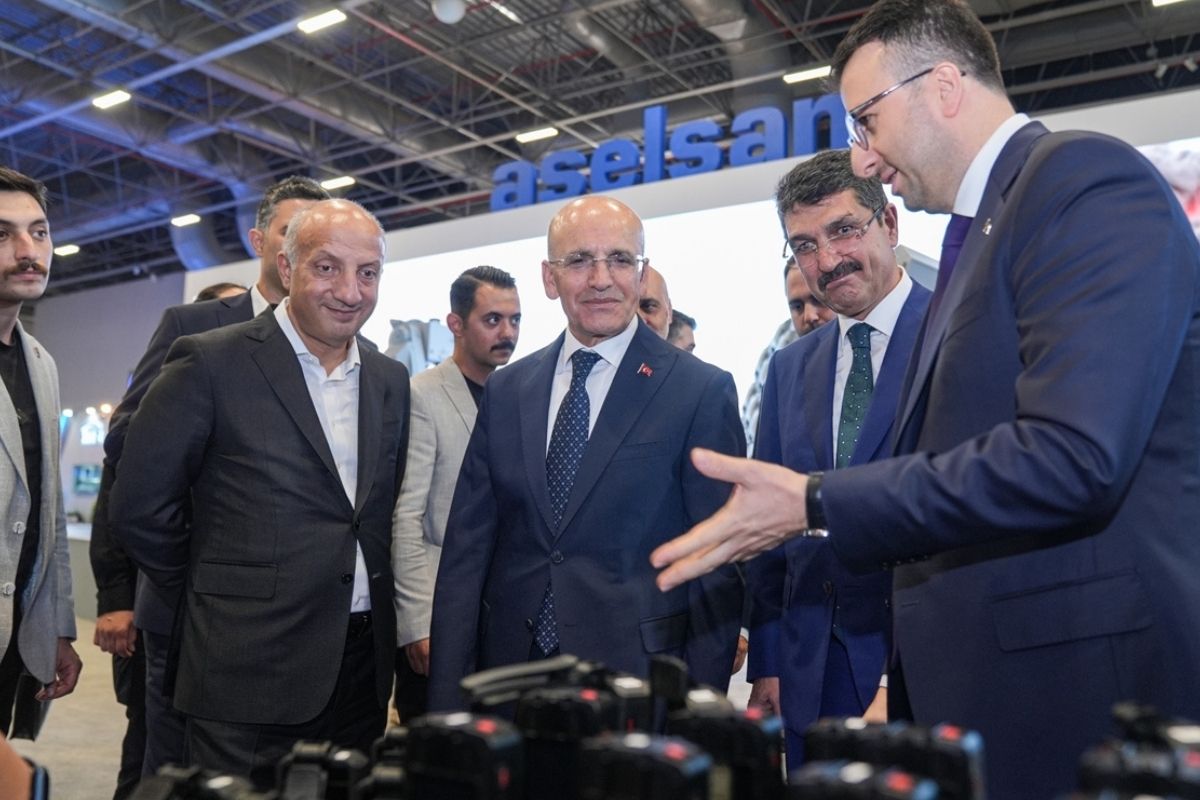 hazine bakani mehmet simsek idef 2025i ziyaret etti turkiye savunma sanayisinde hizla kuresel en vda4sn4v