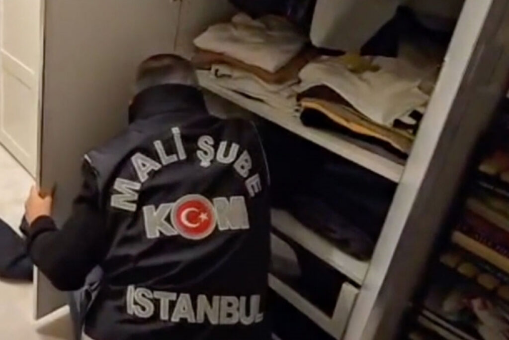 istanbulmerkezli8 ilde duzenlenendolandiricilikvekaraparaaklamaoperasyonunda36supheligozaltina alindi 3Ddi4Mkq