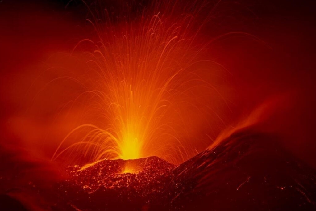 italyada etna endonezyada marapi yanardagi yeniden faaliyete gecti ngQ73aKH