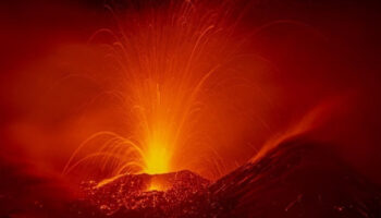 italyada etna endonezyada marapi yanardagi yeniden faaliyete gecti ngQ73aKH