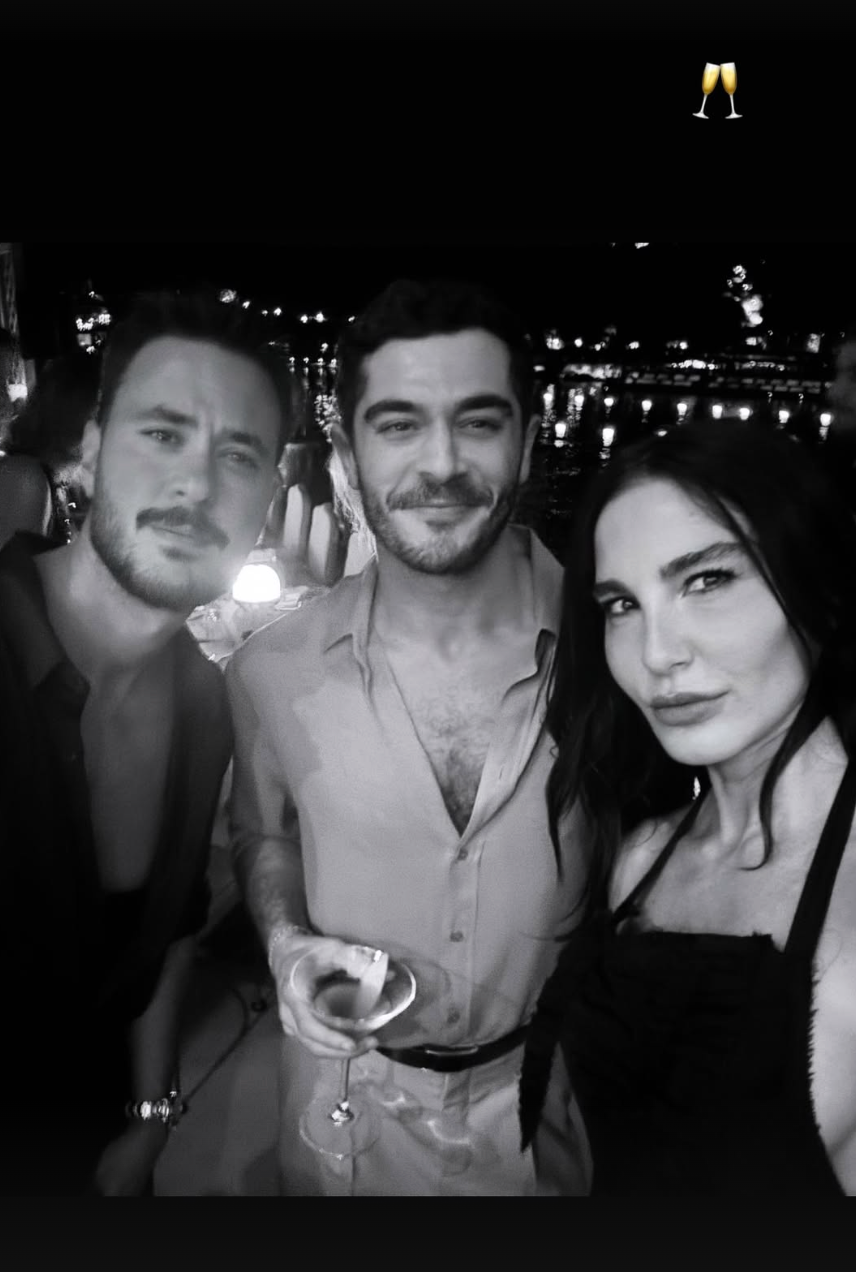 mert alasin kendi icki markasi icin vip konuklarini agirladigi bodrumdaki partiden ilk fotograflar geldi Ke6EbZS5