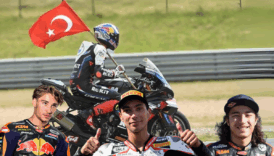 milli motosikletcilerimiz toprak razgatlioglu can oncu ve deniz oncu ciktiklari yarislarda birinci olarak pistte RRFkr6it