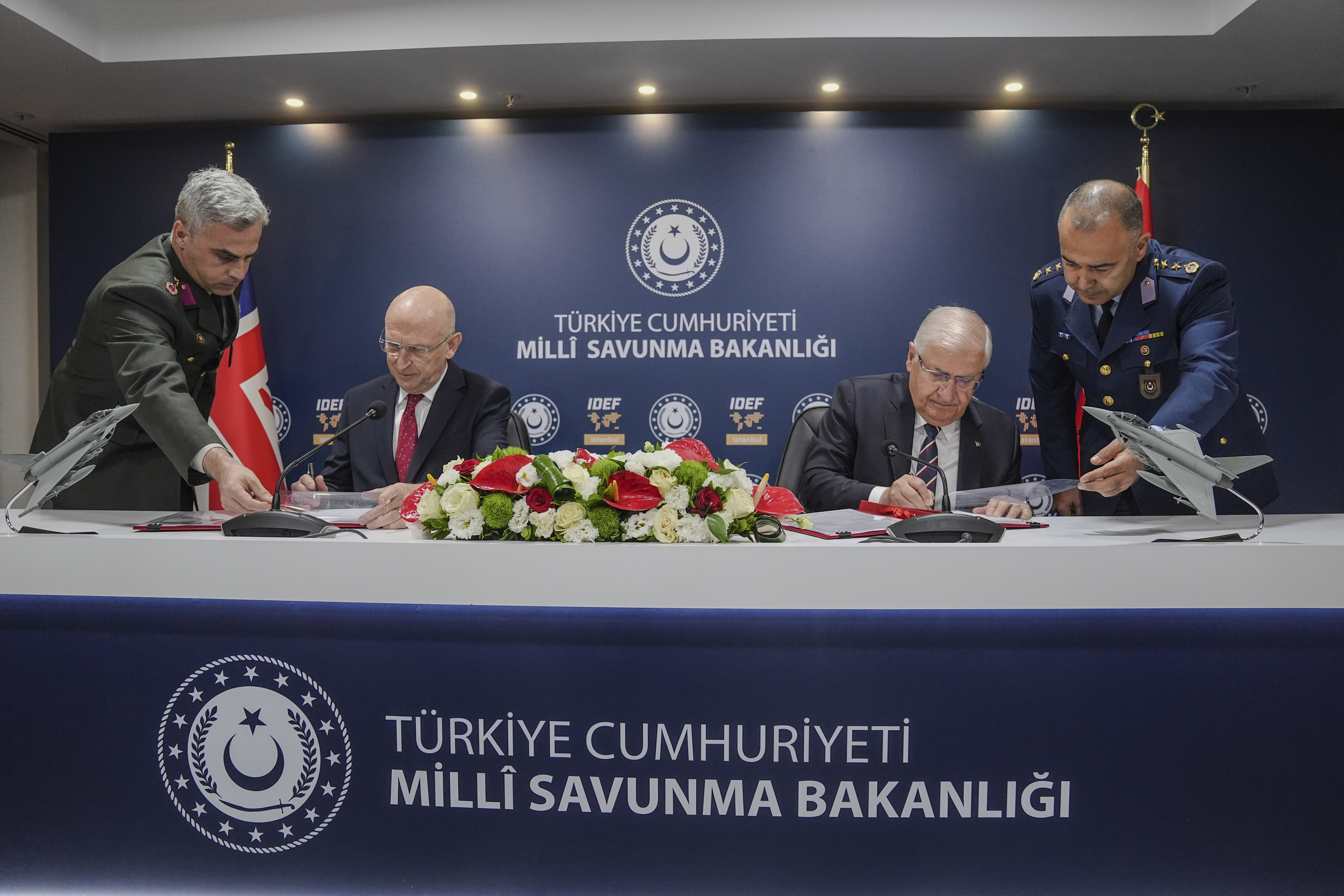 milli savunma bakani yasar guler ingiliz mevkidasi ile eurofighter imzasini atti 0 YFwgJ21W