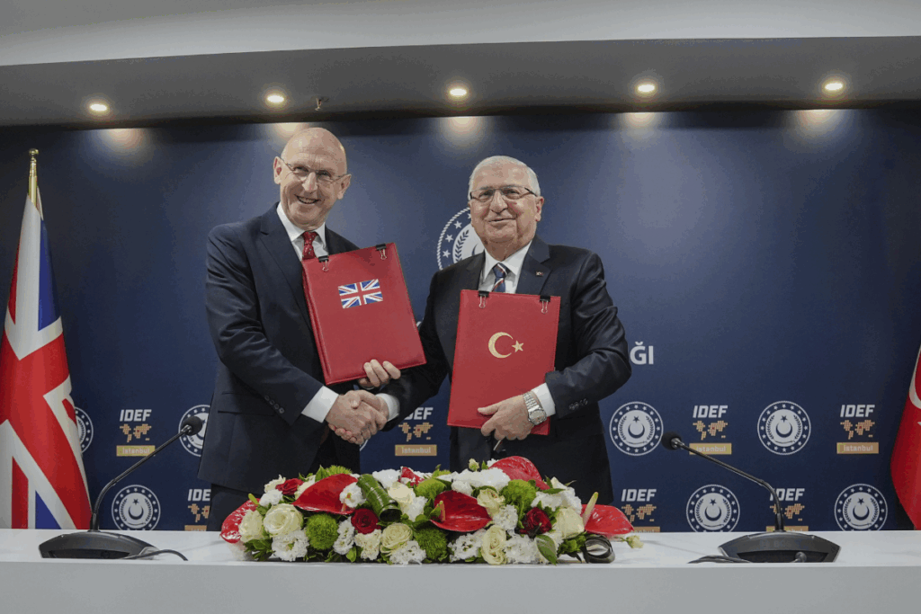 milli savunma bakani yasar guler ingiliz mevkidasi ile eurofighter imzasini atti snD9P4nl