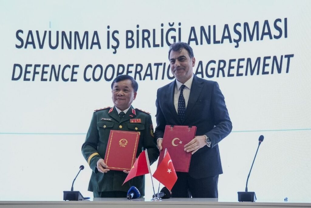 milli savunma bakanligi ile vietnam savunma bakanligi arasinda savunma isbirligi protokolu imzalandi GGElwsdV