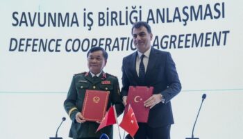 milli savunma bakanligi ile vietnam savunma bakanligi arasinda savunma isbirligi protokolu imzalandi GGElwsdV
