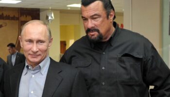 patron steven seagal rusyadan cekiliyor KNckJmrT