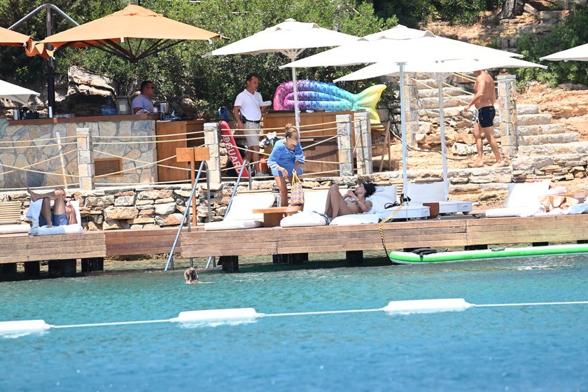 pelin akin ozalp ve dilara akinin bodrumda kiz kiza gunes banyosu 0 YlQke8sA