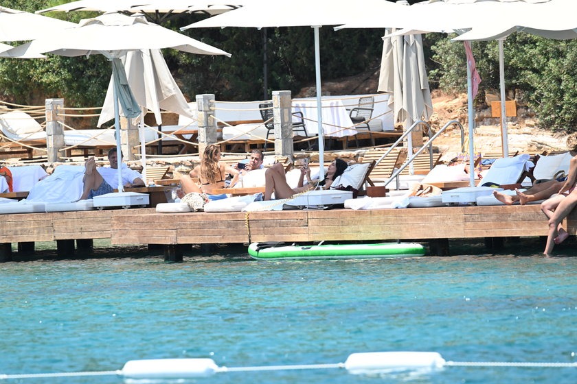 pelin akin ozalp ve dilara akinin bodrumda kiz kiza gunes banyosu 1 jzn9nfcP