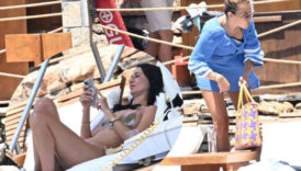pelin akin ozalp ve dilara akinin bodrumda kiz kiza gunes banyosu bCm5UaA8