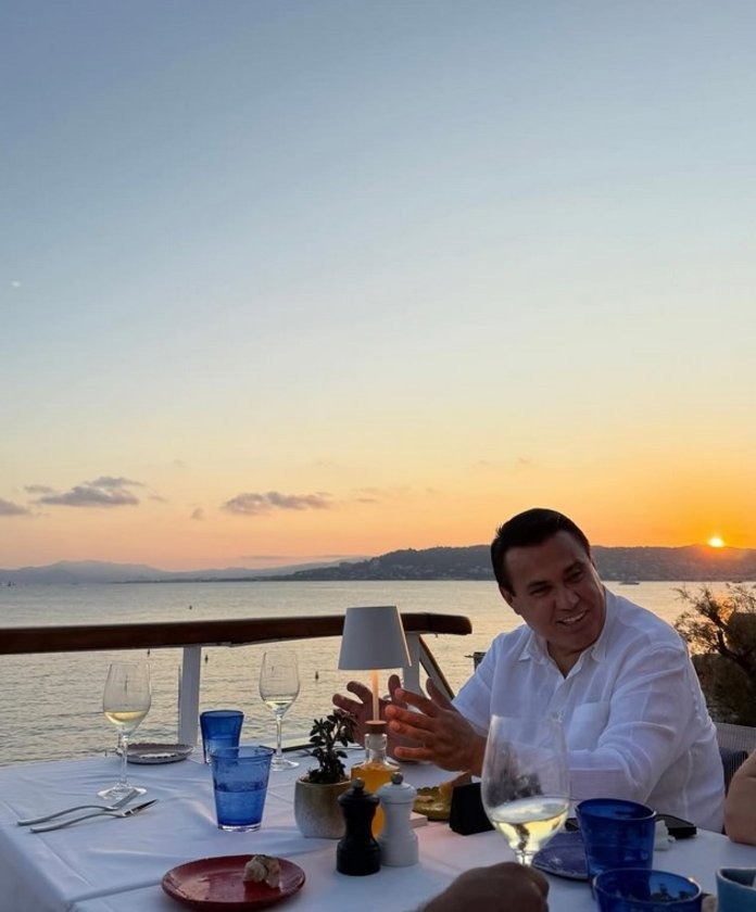 piril cetindogan kokuludag esi ve ailesiyle fransa tatilinde 0 9lYHr2AP
