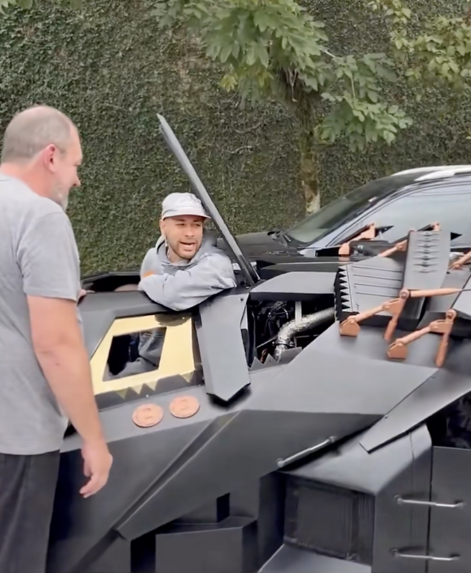 sakatliktan yesil sahalara golle donen neymar yollara da batmobile ile dondu 0 NnGS8clY