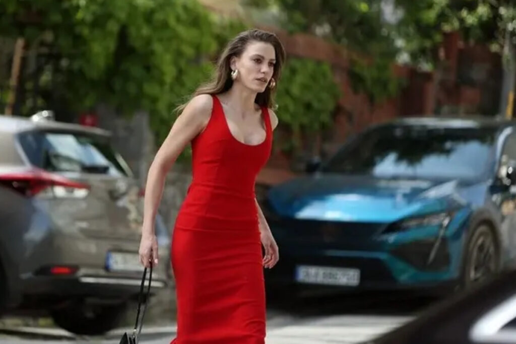 sektordeki tekellesme soylentilerinden sonra serenay sarikaya careyi avrupaya kacmakta buldu 11PeNU4H