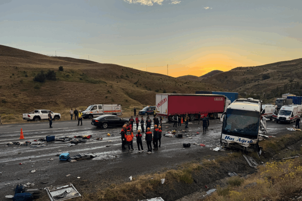 sivasta yolcu otobusu dagin yamacina carpti 3 kisi oldu 24 kisi yaralandi 4W3qBYSc