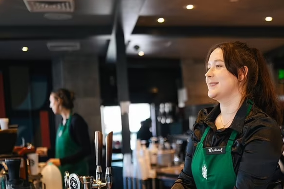 starbucksin yeni kiyafet politikasi tepki topladi calisanlar renkli kiyafet yasagini ve ceo brian niccolu wH6gL3gn