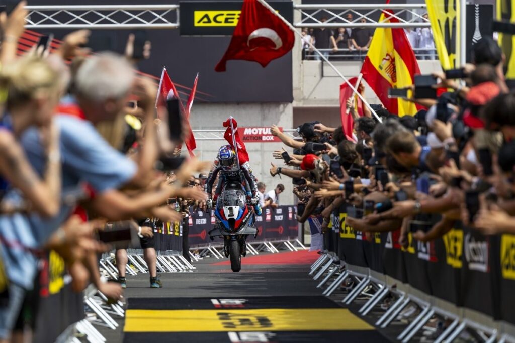 toprak razgatlioglu superbike macaristan ayaginin ilk yarisini kazandi AkRm142e