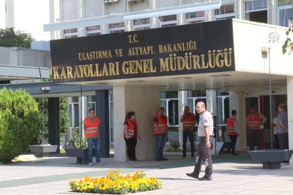 turk is grev kararini karayollari genel mudurlugune asti 7X3f9iO4