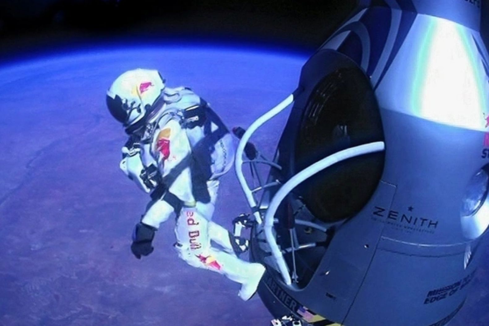 uzay sinirindan yaptigi parasut atlayisiyla taninan ve bircok rekora imza atan felix baumgartner italyada V2vZI9Vr