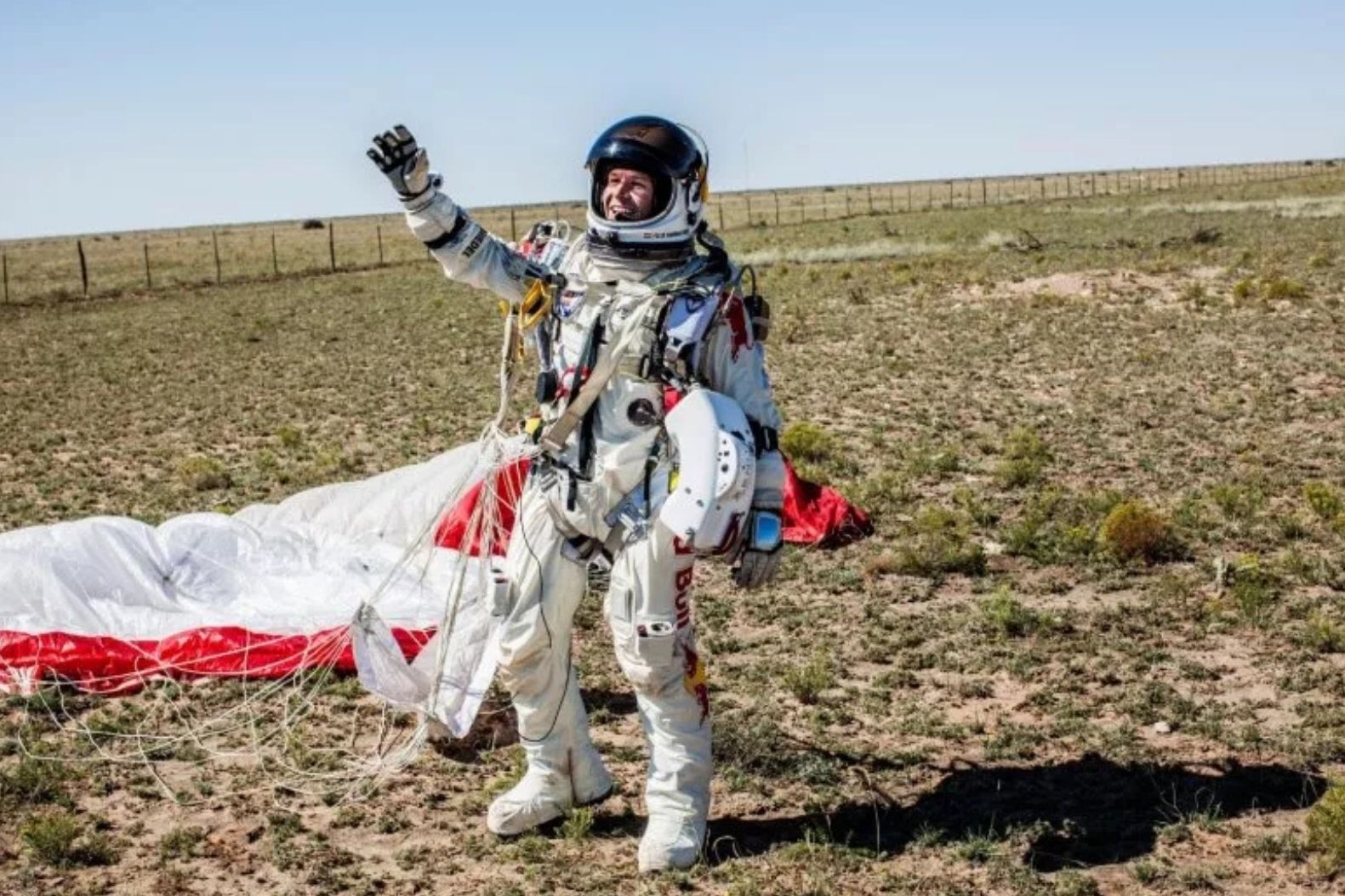 uzay sinirindan yaptigi parasut atlayisiyla taninan ve bircok rekora imza atan felix baumgartner italyada j1GZYe5X