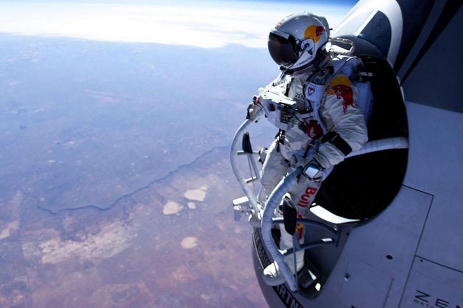 uzay sinirindan yaptigi parasut atlayisiyla taninan ve bircok rekora imza atan felix baumgartner italyada mdKjEkVU