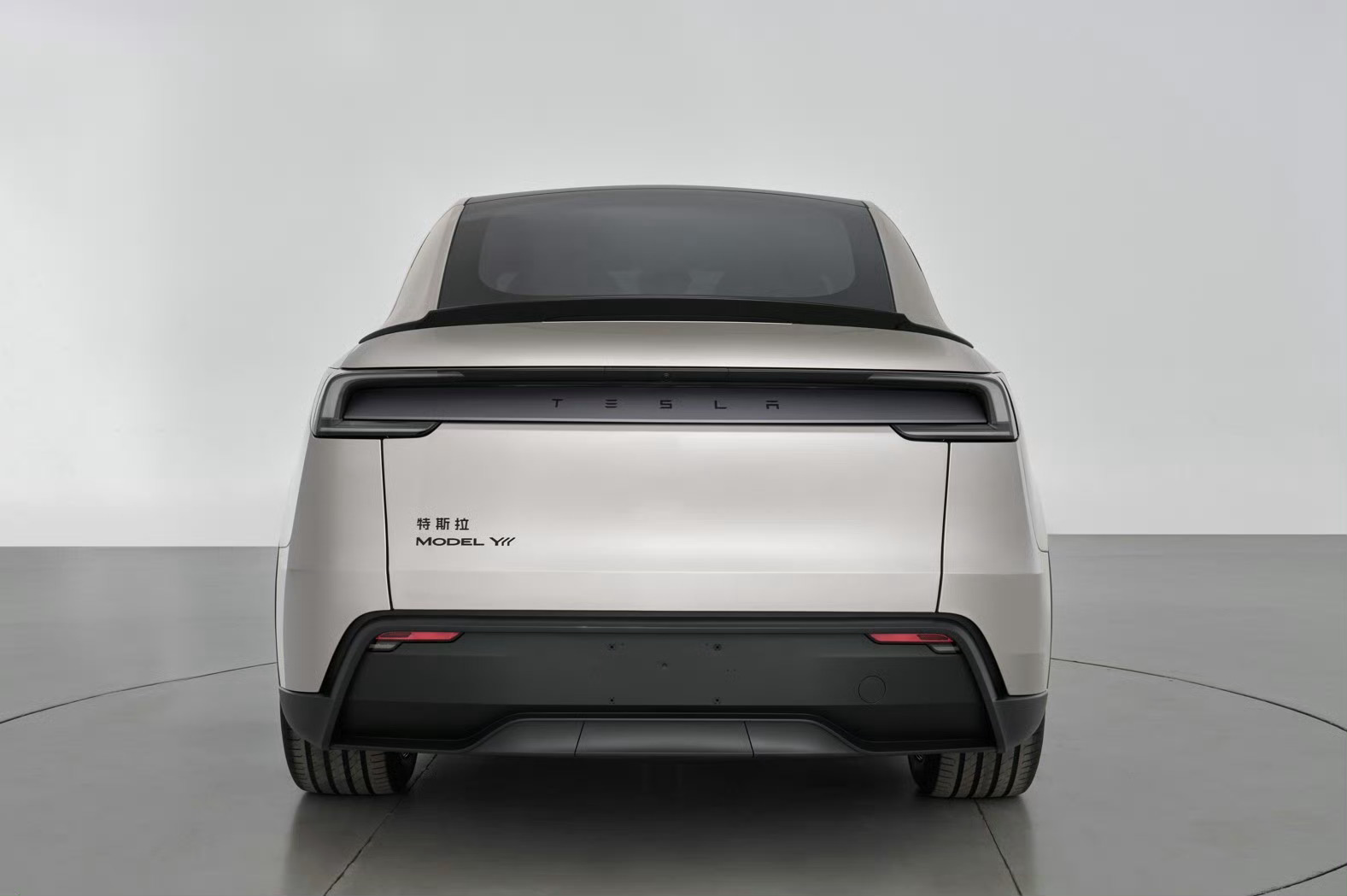 yeni tesla model yl tanitildi uzatilmis dingil mesafesi ve 6 koltuklu yeni suv 1
