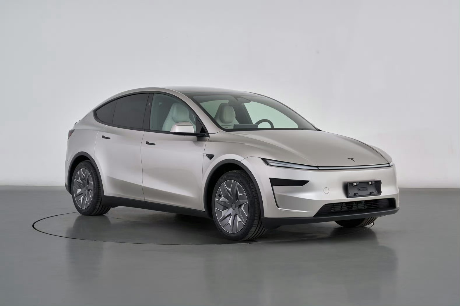 yeni tesla model yl tanitildi uzatilmis dingil mesafesi ve 6 koltuklu yeni suv 3 k8rPYu2G