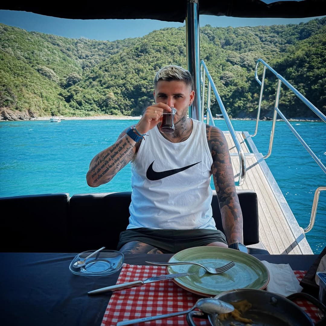 yildiz futbolcu mauro icardi ve sevgilisi china suarez bogazicinde tekne keyfi yapti 3 5KrtlSQc