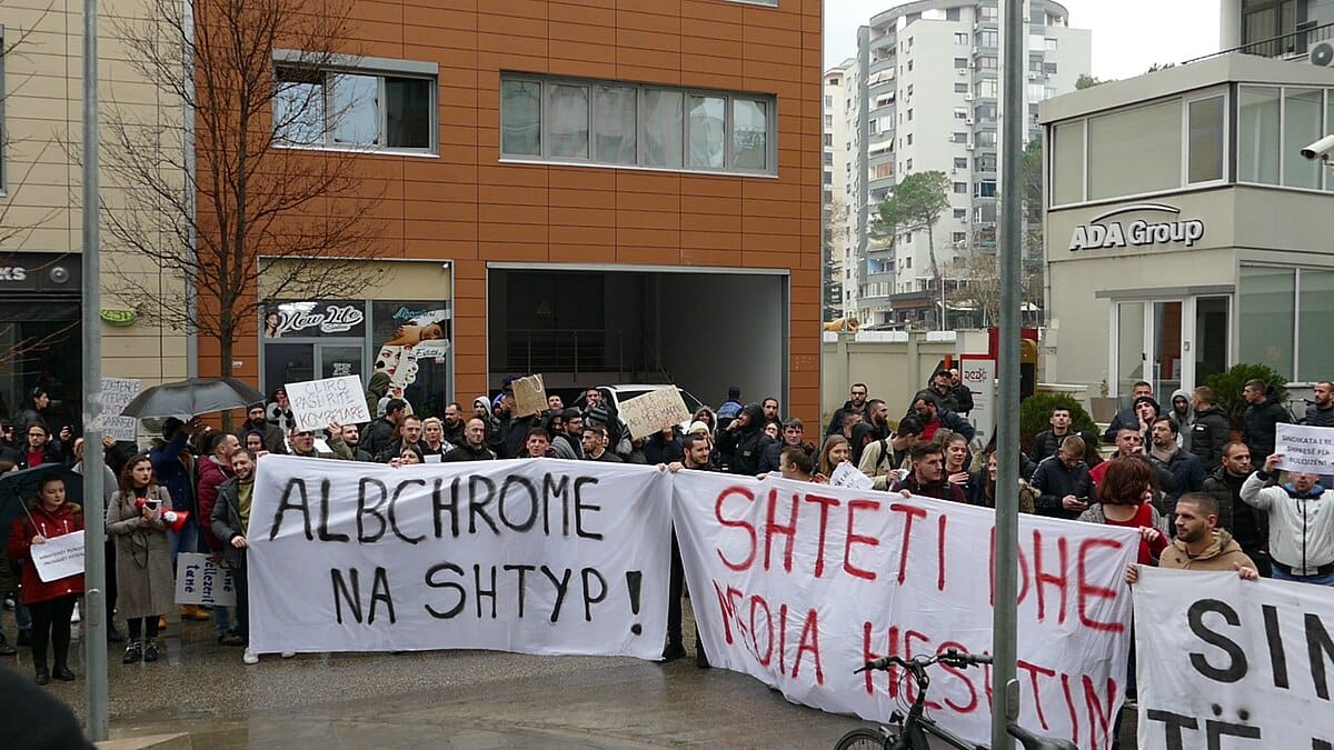 yuksel yildirimin sahibi oldugu avrupanin en onemli krom sirketlerinden albchromede calisanlar greve gitti 0 mLOCAWCA