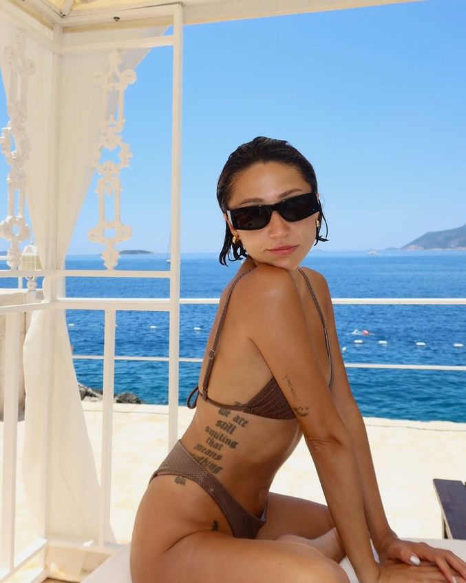 zeynep bastiktan mavi turda poz ustune poz ve iyi tatiller mesaji 0 pR195bqW