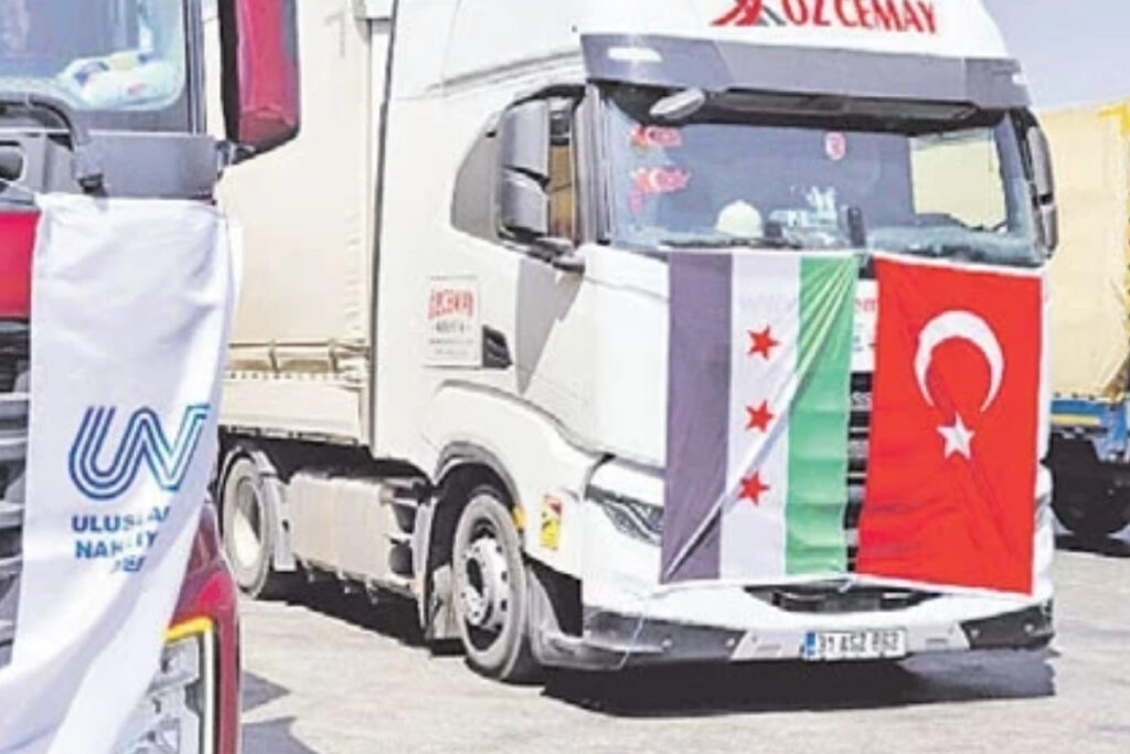 14 yil aradan sonra turkiye suriye karayolu tasimaciligi yeniden basladi mersinden yola cikan tirlar sama mKIbttS7