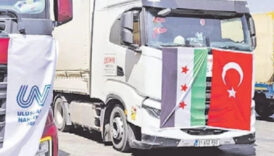 14 yil aradan sonra turkiye suriye karayolu tasimaciligi yeniden basladi mersinden yola cikan tirlar sama mKIbttS7