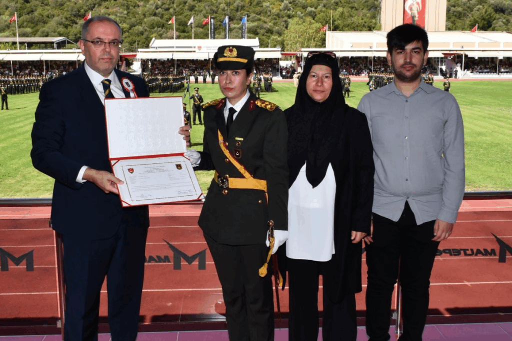 15 temmuz sehidi omer halisdemirin kizi tegmen oldu diplomasini prof dr erhan afyoncudan aldi exVISIXI