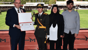 15 temmuz sehidi omer halisdemirin kizi tegmen oldu diplomasini prof dr erhan afyoncudan aldi exVISIXI