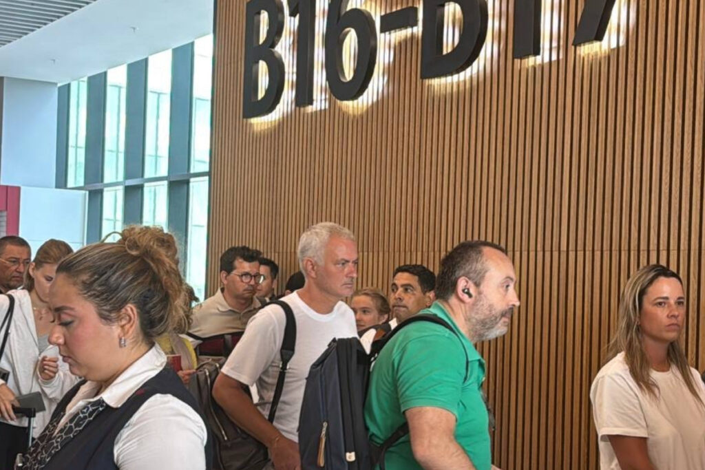 2 haziran 2024te tosyali holdinge ait ozel jetle istanbula gelen mourinho bugun terminalde tek 23veb3yM