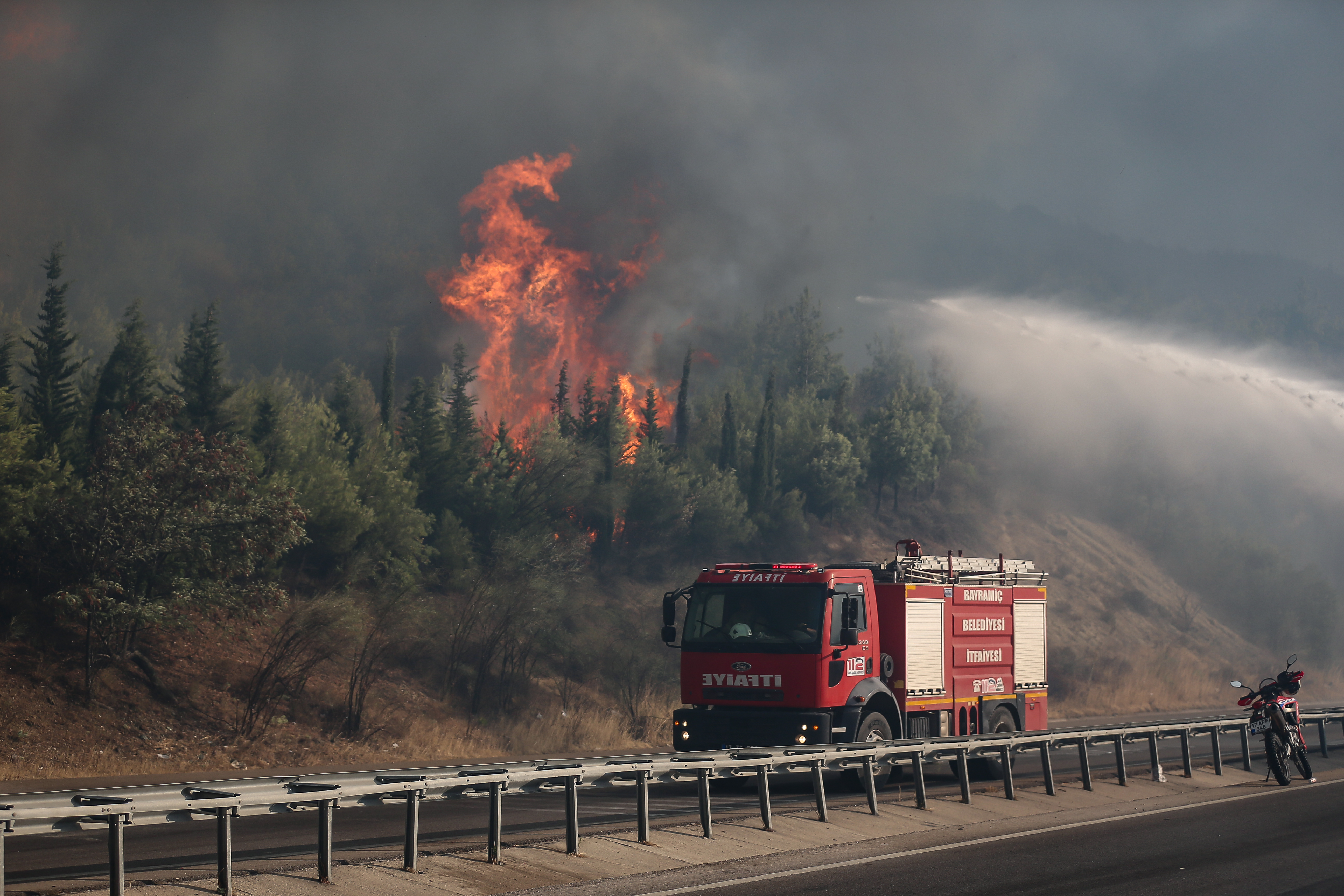 6 ilde alevlerle mucadele havadan ve karadan devam ediyor 2 BMtkP237