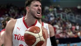 a milli erkek basketbol takimi eurobasket 2025 son 16 turuna yukselmeyi garantiledi VQ1AIe1b