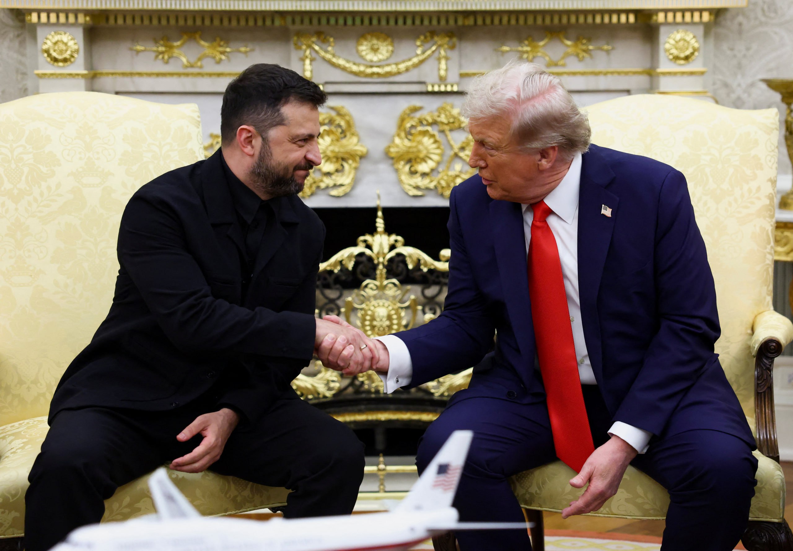 abd baskani trump oval ofiste agirladigi ukrayna lideri zelenskiye vazgecmesi gereken rusya kontrolundeki topraklari